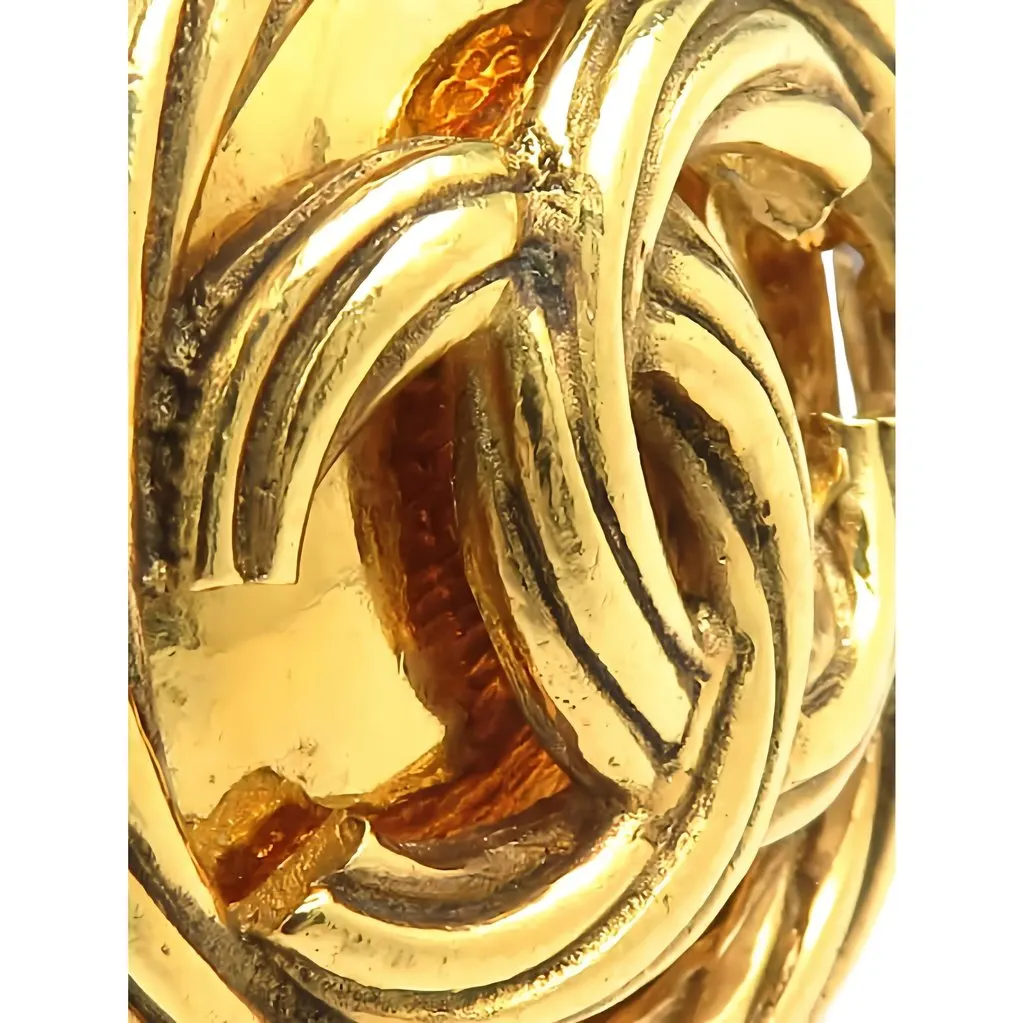 Chanel CC Gold Plated Twisted Round Clip on Earrings Gold Metal Very good - Model View
