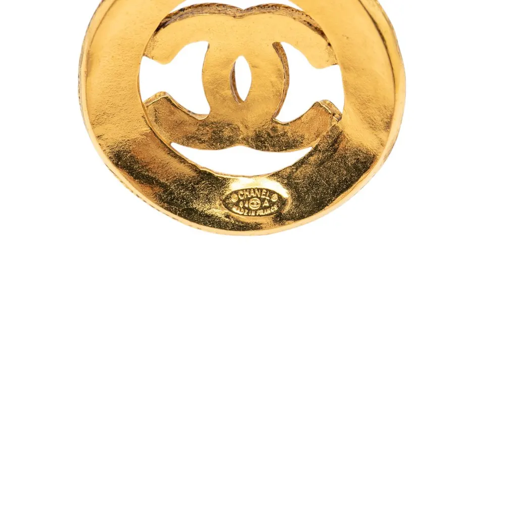 Chanel CC Gold Plated Round Pendant Necklace Gold Metal Very good - Model View