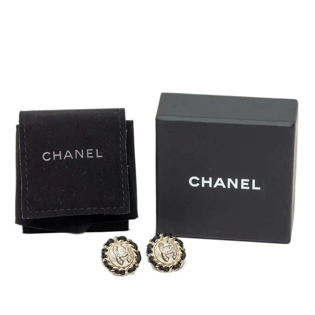 Chanel CC Gold Plated Leather Woven Strass and Faux Pearl Round Clip On Earrings Gold Metal Very good - Model View