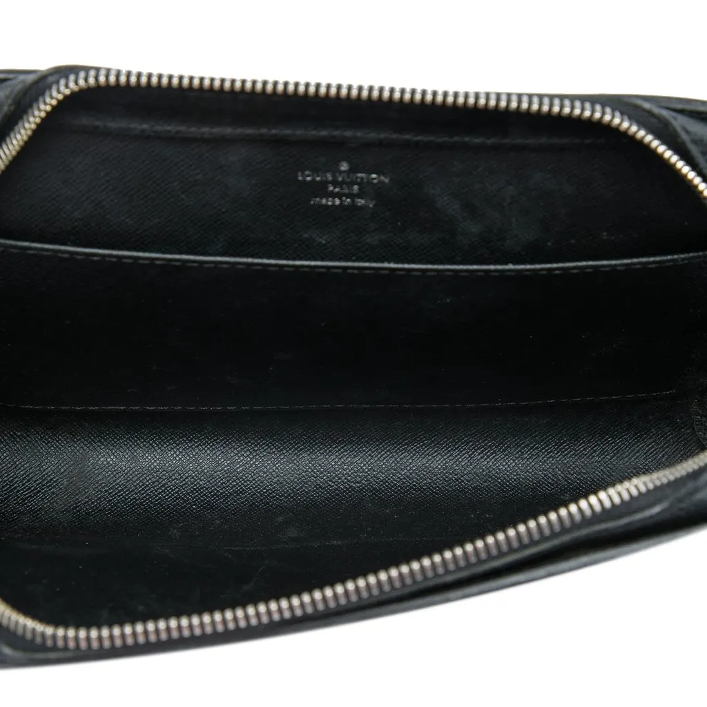 Louis Vuitton Taiga Pochette Baikal Black Leather Very good - Model View