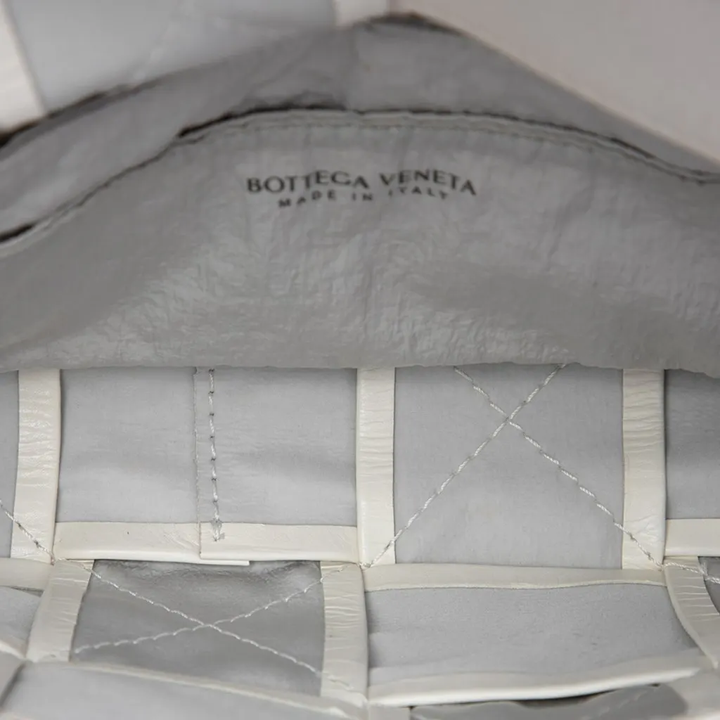 Bottega Veneta Paper Calfskin Intrecciato Cassette Belt Bag White Leather Good - Model View