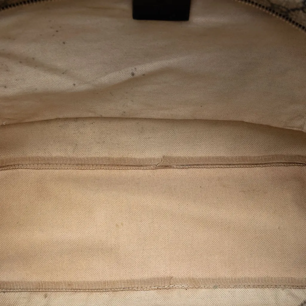 Gucci GG Supreme Crossbody Beige Good - Model View