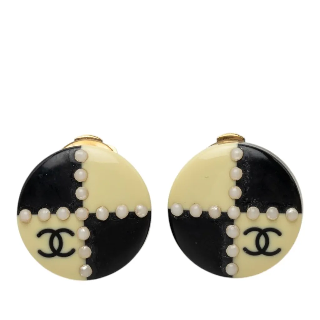 Chanel CC Enamel Checkered Faux Pearl Round Clip On Earrings Black Very good - Front View