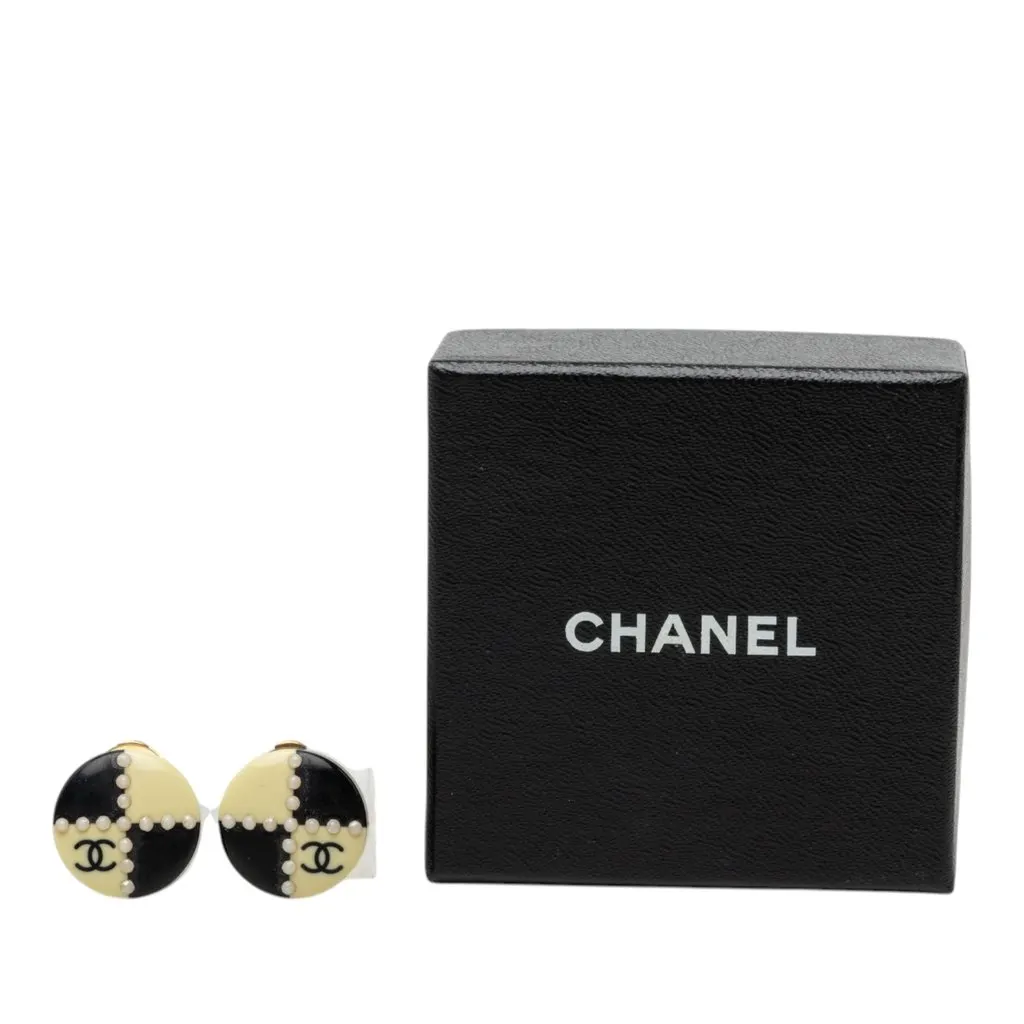 Chanel CC Enamel Checkered Faux Pearl Round Clip On Earrings Black Very good - Model View