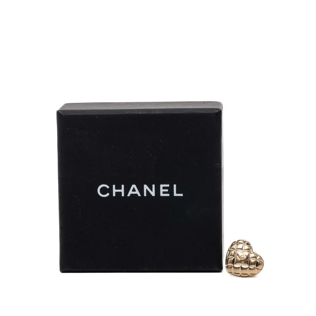 Chanel CC Gold Plated Quilted Heart Brooch Gold Metal Very good - Model View