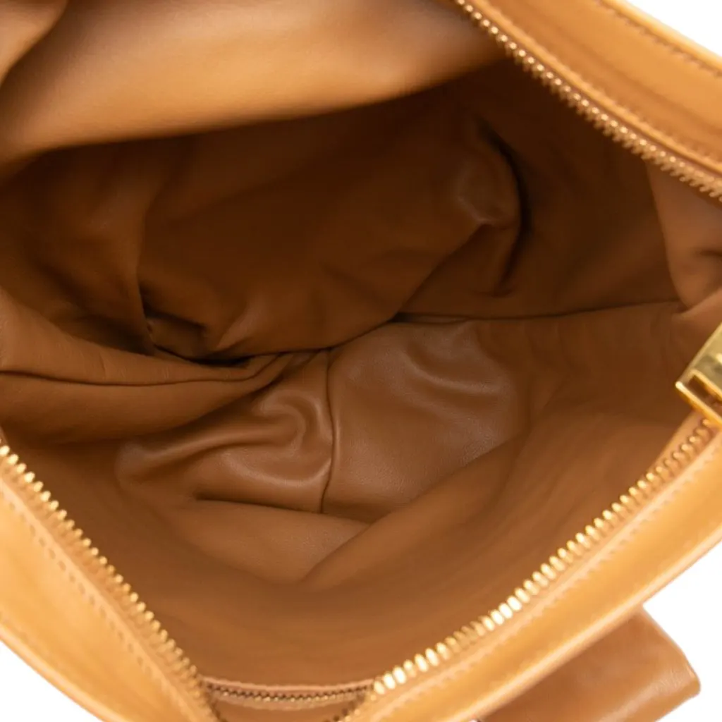 Bottega Veneta Nappa BV Twist Handbag Brown Leather Very good - Model View