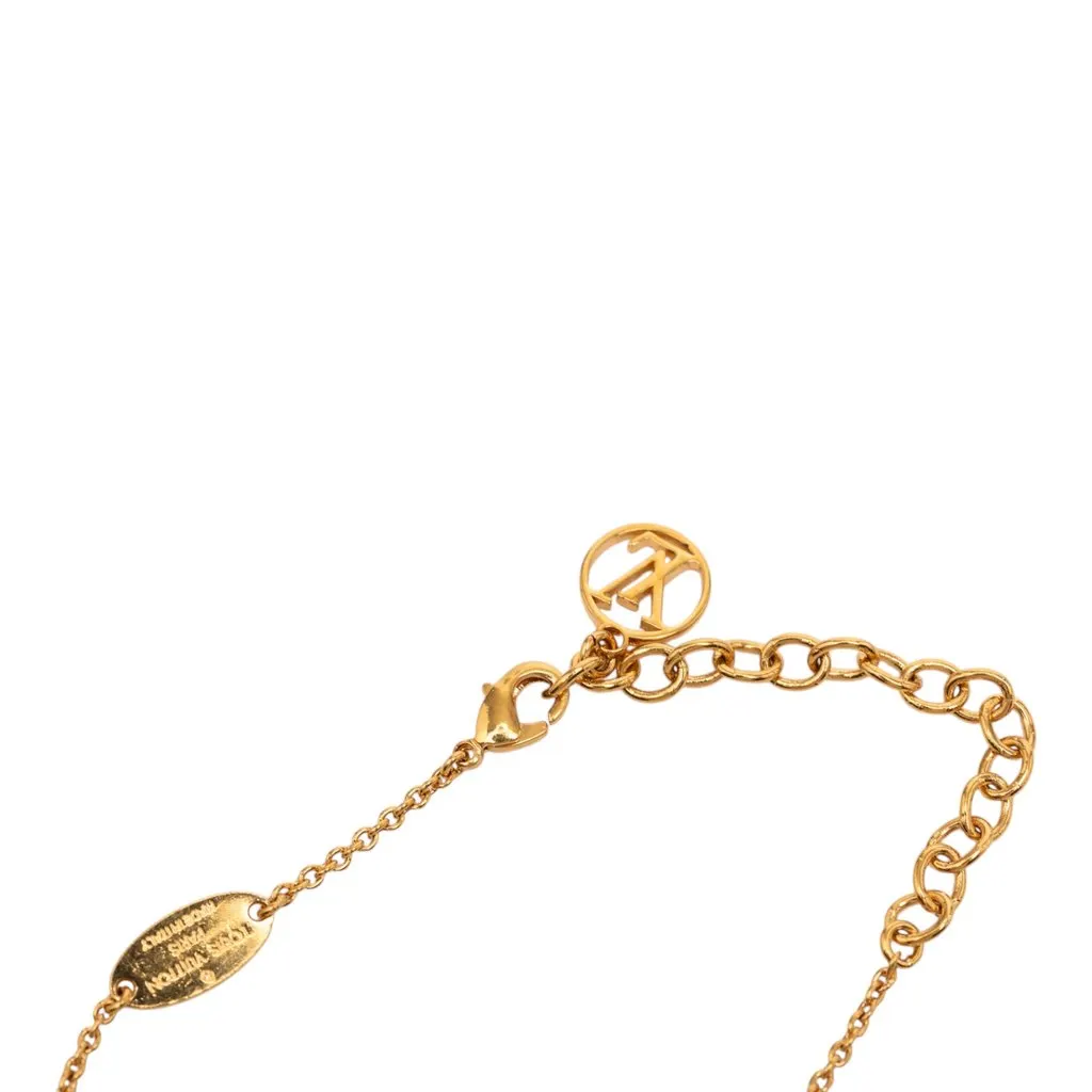 Louis Vuitton Gold Plated Resin Essential V Necklace Gold Metal Very good - Model View