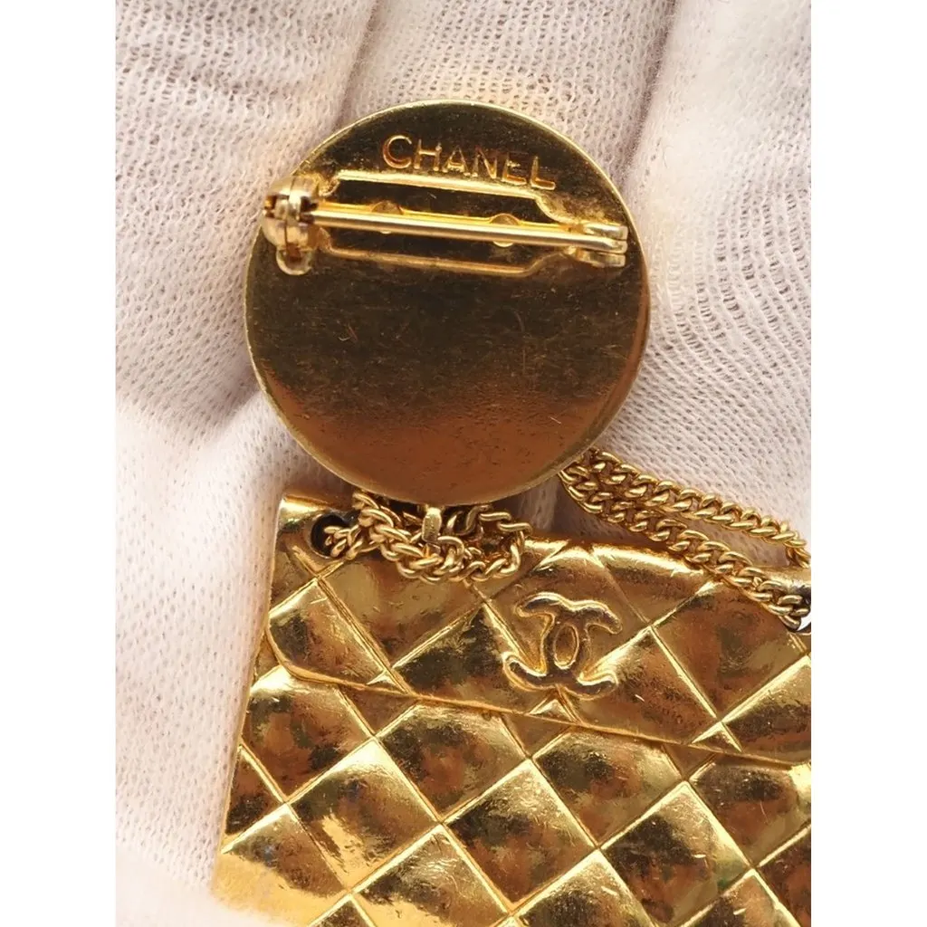 Chanel CC Gold Plated Medallion Quilted Flap Bag Brooch Gold Metal Very good - Model View