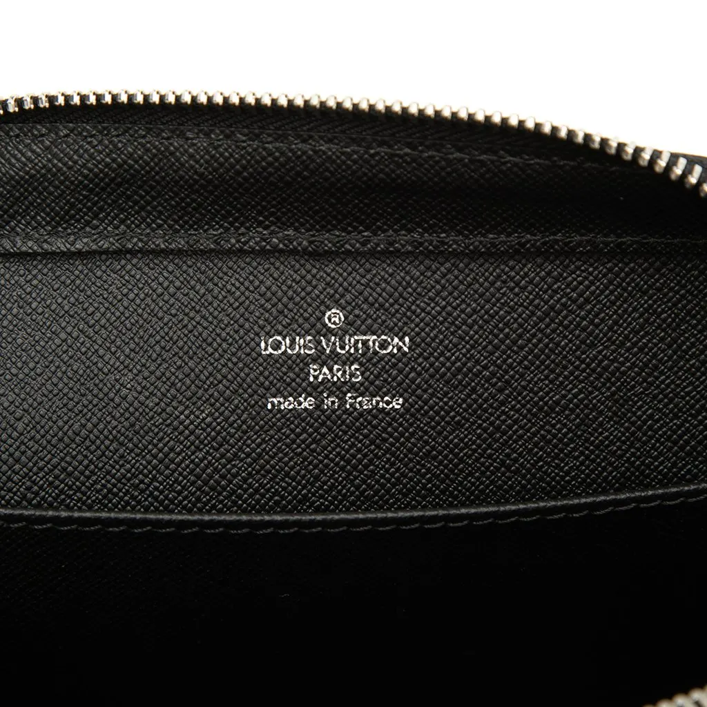 Louis Vuitton Taiga Pochette Baikal Black Leather Very good - Box View
