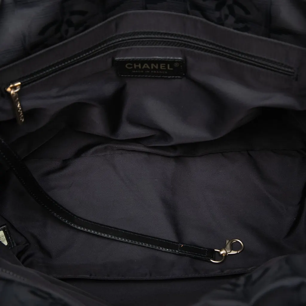 Chanel New Travel Line Nylon Tote Black Very good - Model View