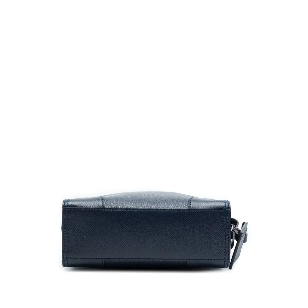 Louis Vuitton Taiga Nikolai Messenger Blue Leather Very good - Inside View