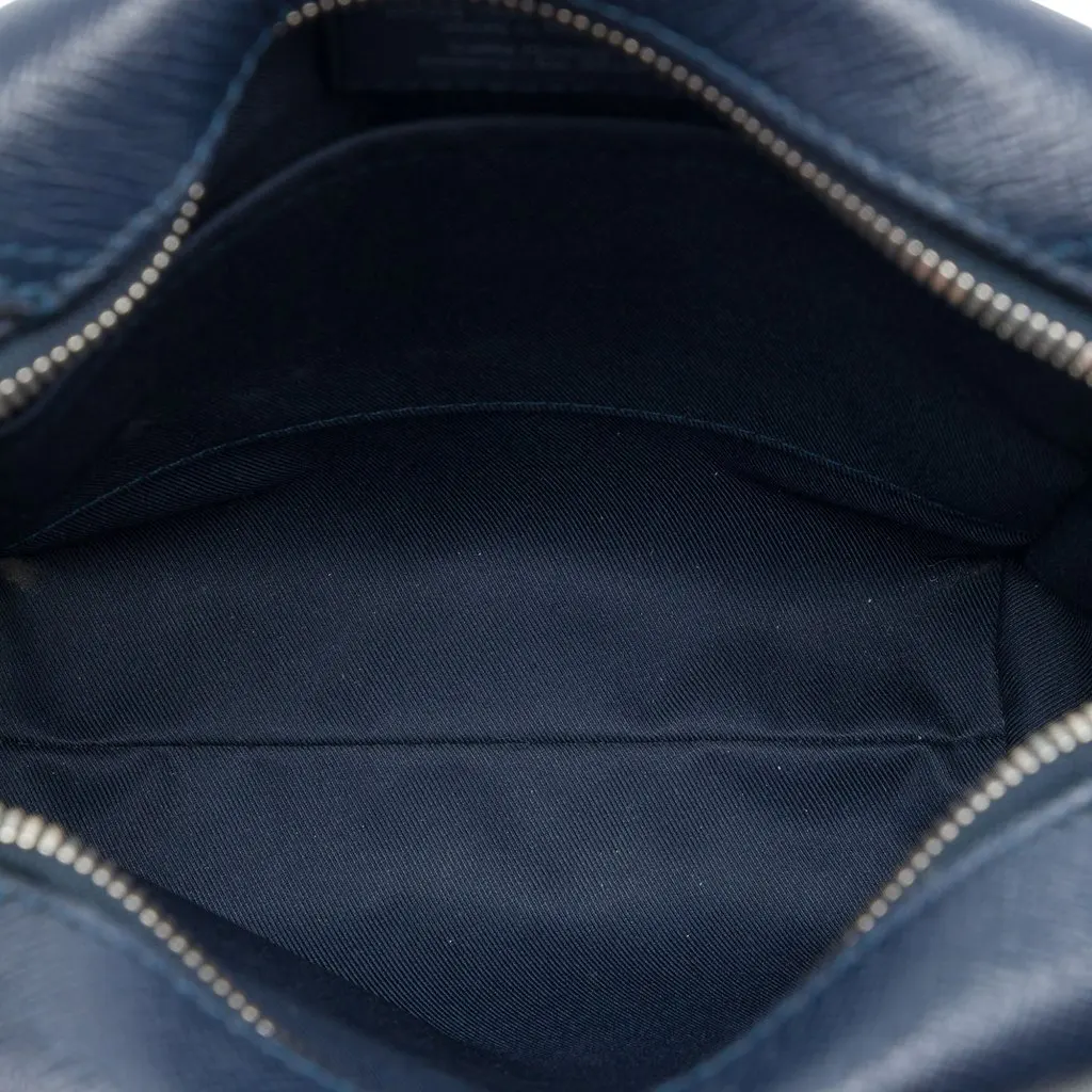 Louis Vuitton Taiga Nikolai Messenger Blue Leather Very good - Model View