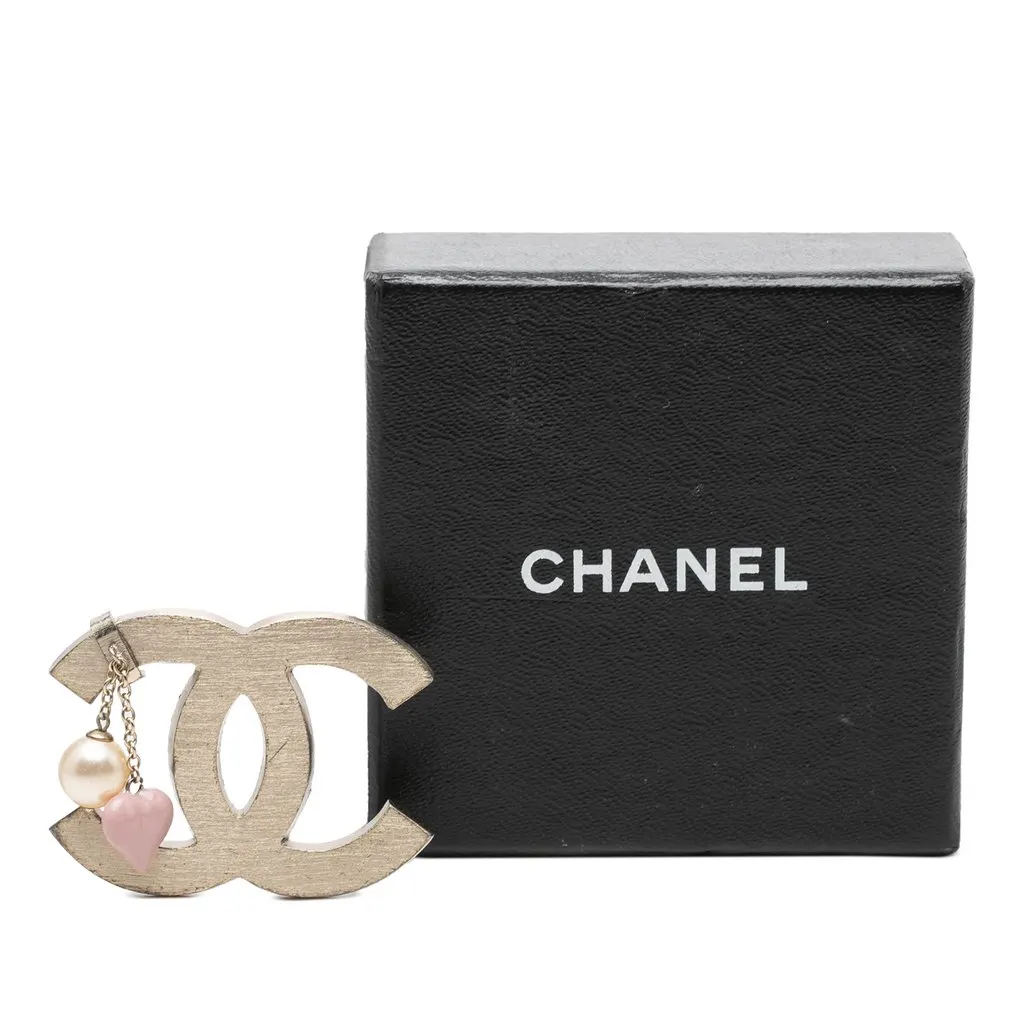 Chanel CC Gold Plated Enamel and Faux Pearl Brooch Gold Metal Very good - Model View