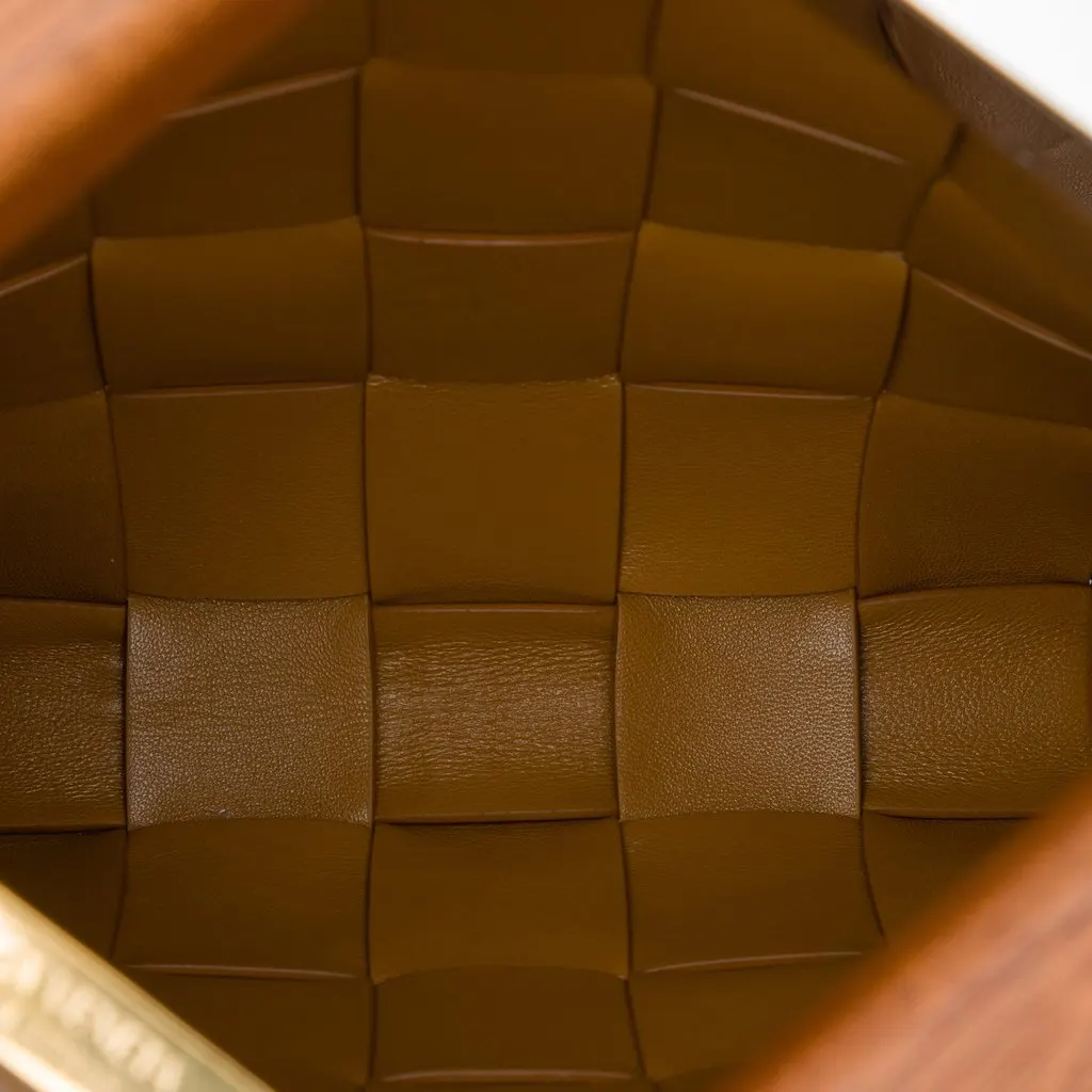 Bottega Veneta Lambskin Maxi Intrecciato The Snap Clutch Brown Leather Very good - Model View