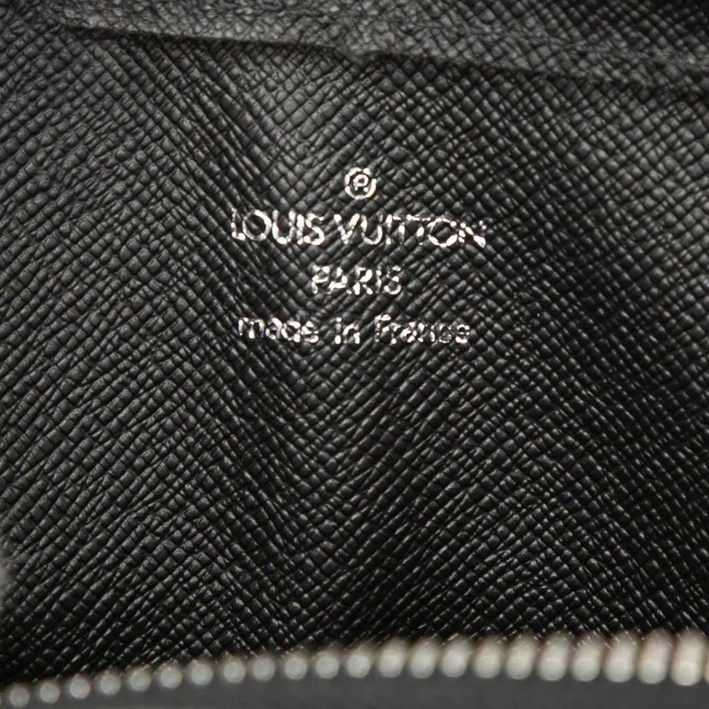 Louis Vuitton Taiga Pochette Baikal Black Leather Very good - Box View