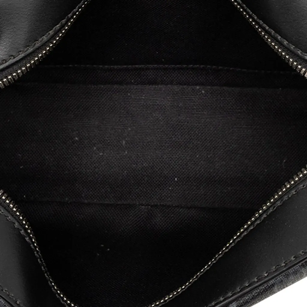 Gucci GG Supreme Web Crossbody Black Very good - Model View