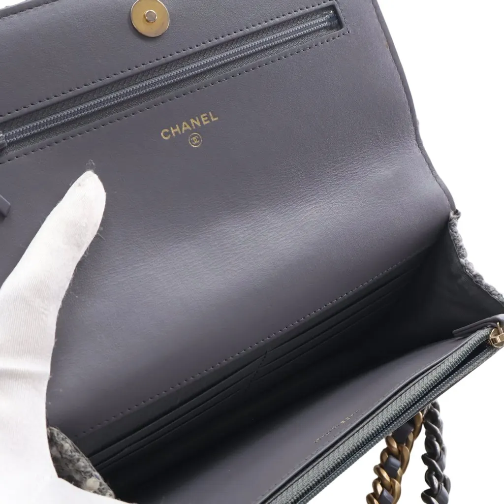 Chanel Tweed 19 Wallet On Chain Grey Very good - Model View