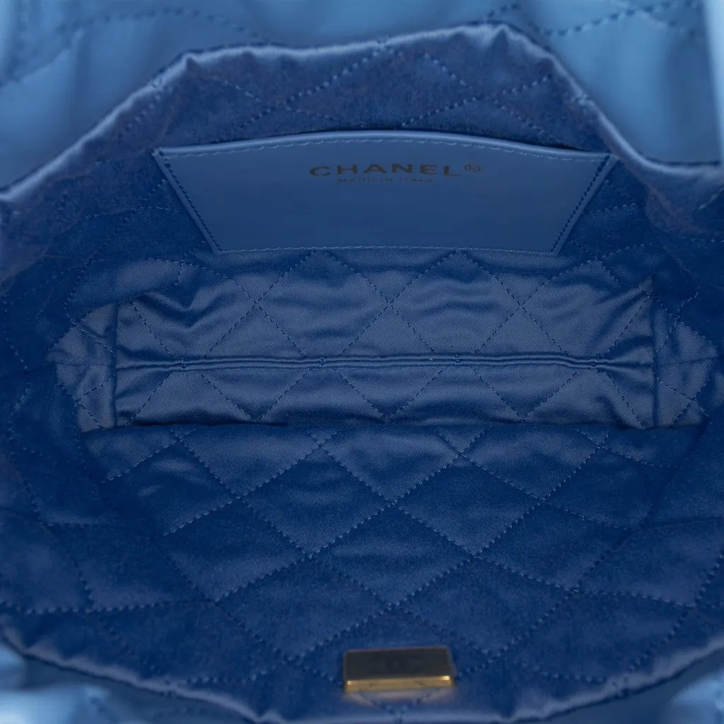 Chanel Mini Shiny Calfskin 22 Handbag Blue Leather Never worn - Model View