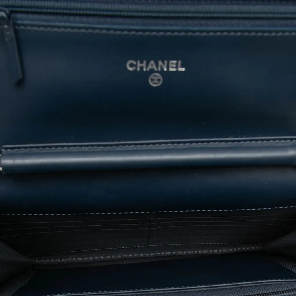 Chanel CC Caviar Wallet On Chain Blue Leather Very good - Model View