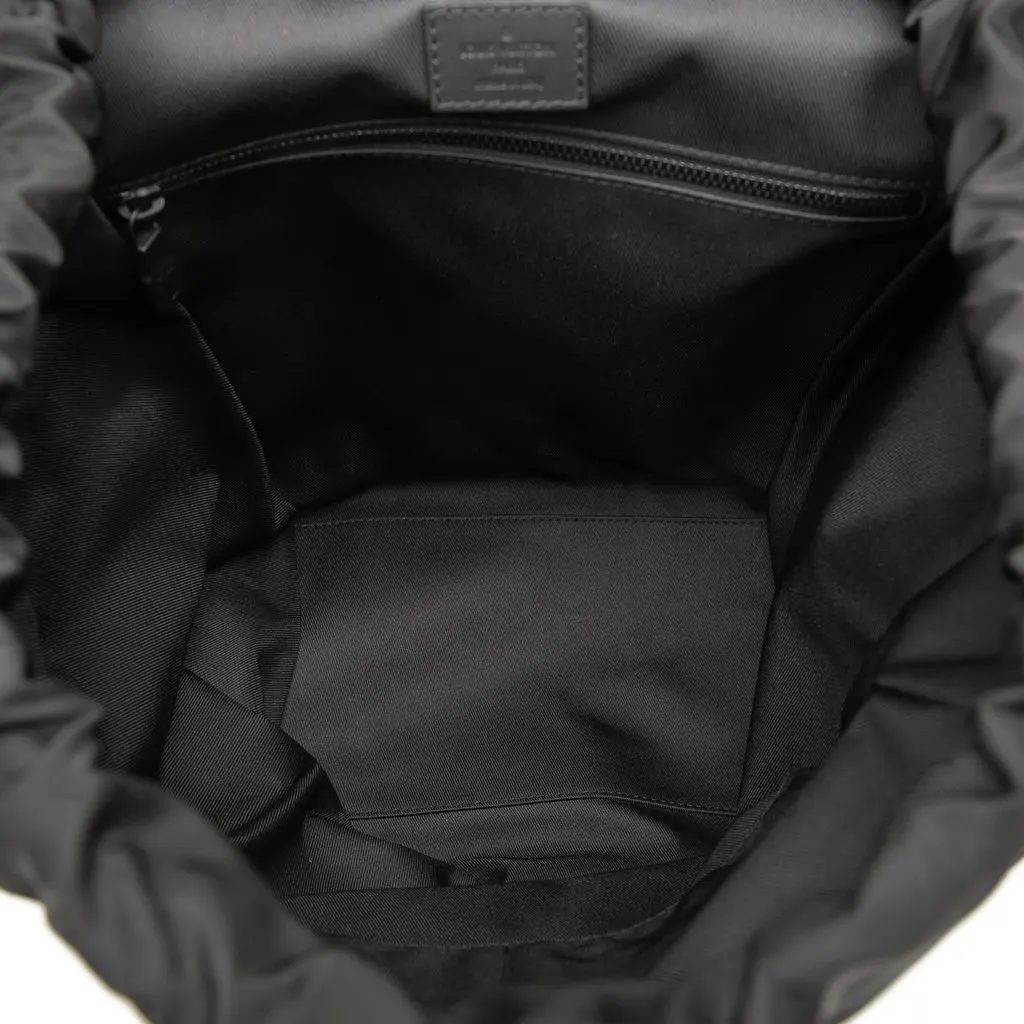 Louis Vuitton Monogram Shadow Discovery Backpack Black Leather Very good - Model View
