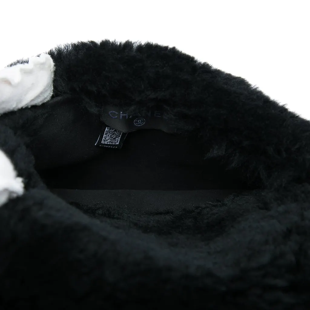Chanel CC Shearling Muff Shoulder Bag Black Very good - Model View