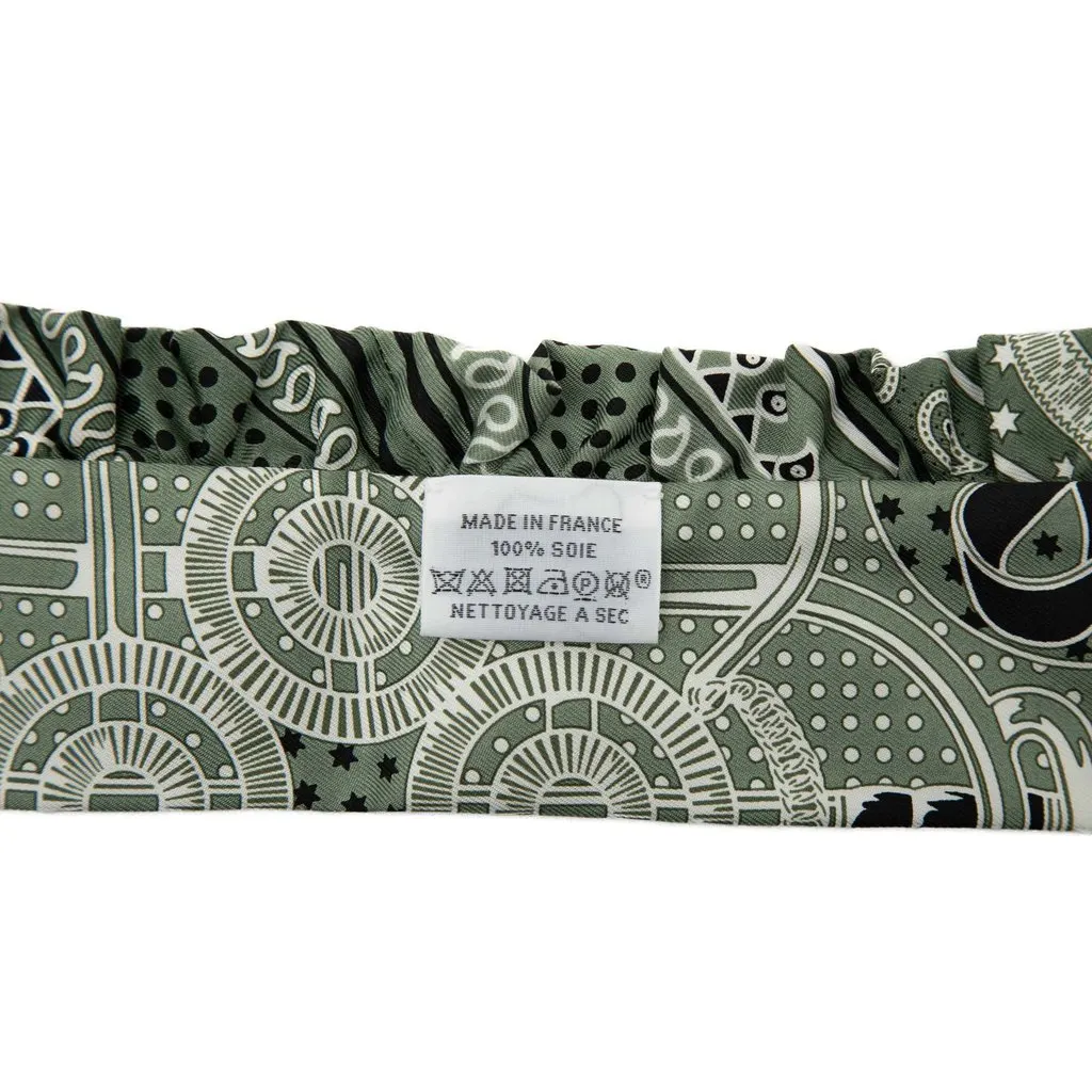 Hermès Eperon d Or Bandana Ruffled Twilly Silk Scarf Green Silk Never worn - Model View