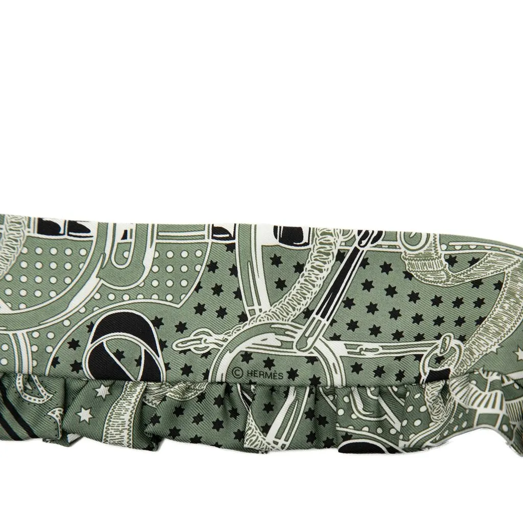 Hermès Eperon d Or Bandana Ruffled Twilly Silk Scarf Green Silk Never worn - Box View