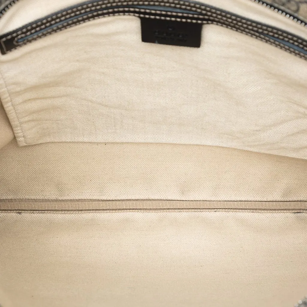 Gucci GG Supreme Crossbody Beige Very good - Model View