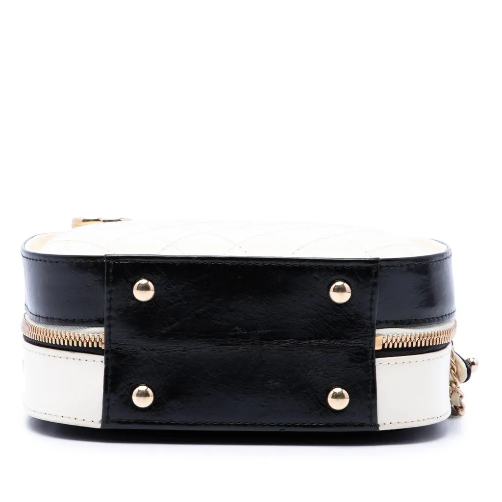 Chanel Small CC Quilted Crumpled Calfskin Vanity Case White Leather Very good - Inside View
