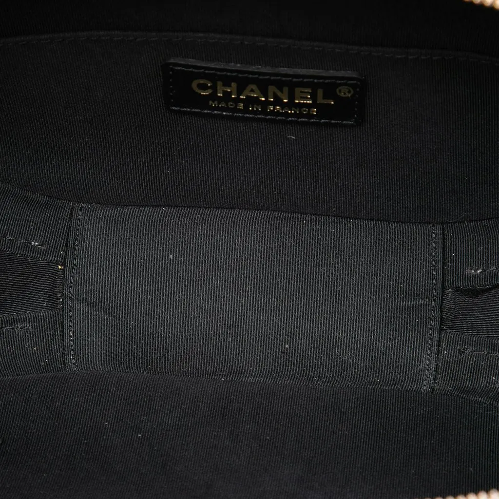 Chanel Small CC Quilted Crumpled Calfskin Vanity Case White Leather Very good - Model View
