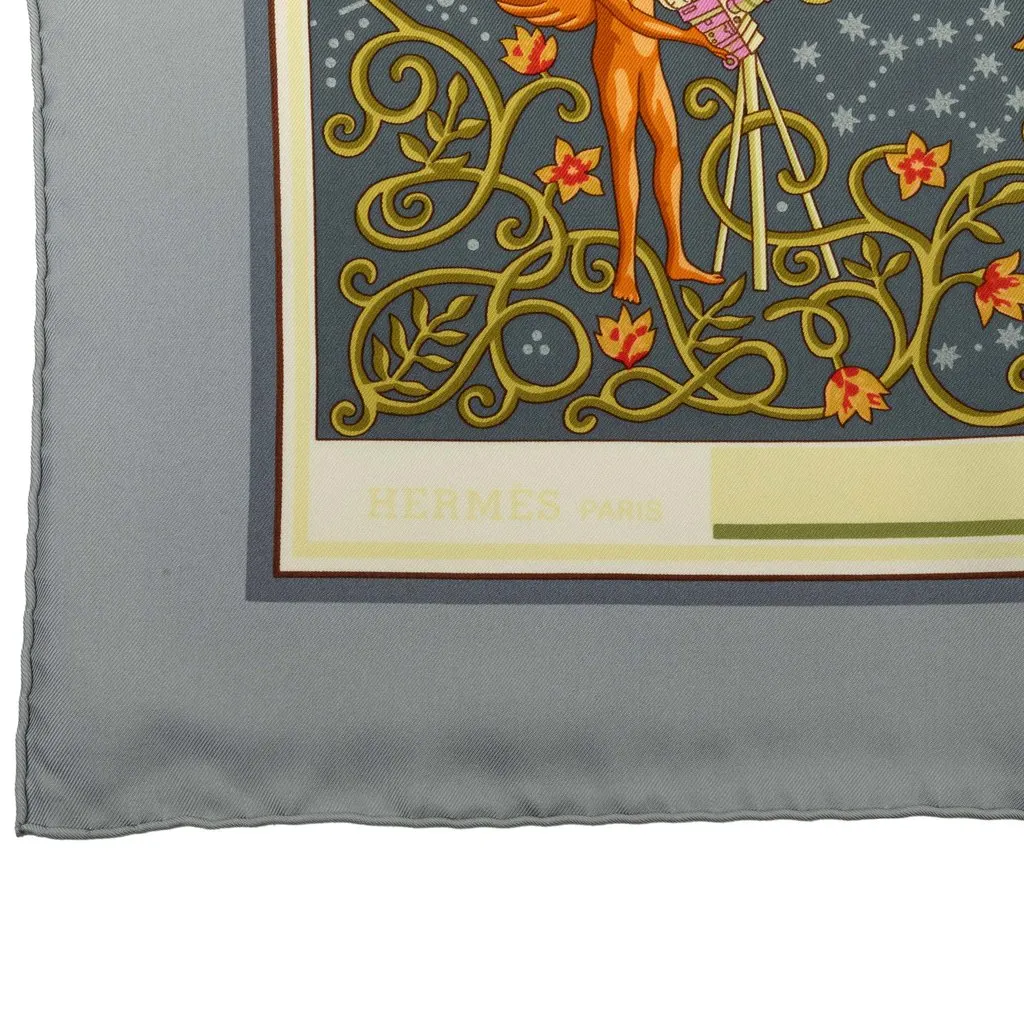 Hermès Www.hermes.com Silk Scarf 90 Orange Silk Very good - Model View
