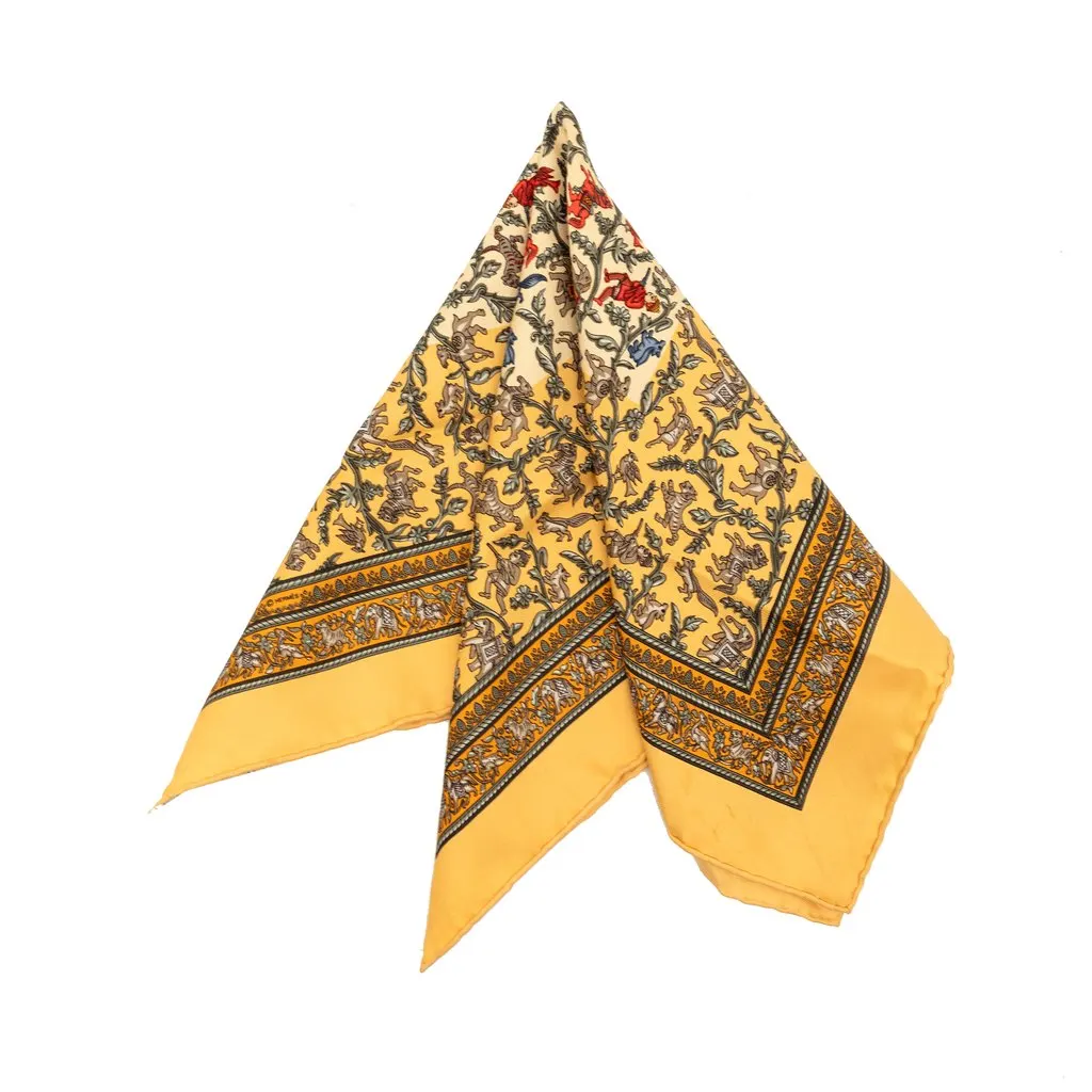 Hermès Chasse en Inde Silk Scarf 42 Yellow Very good - Front View
