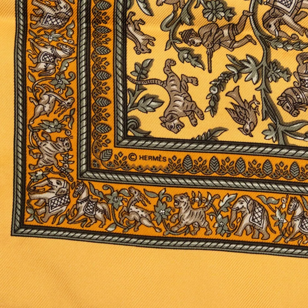 Hermès Chasse en Inde Silk Scarf 42 Yellow Very good - Box View