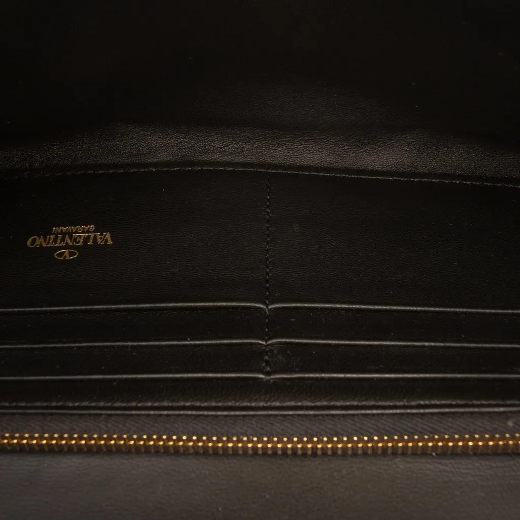 Valentino Nappa Roman Stud Wallet On Chain Black Leather Good - Model View
