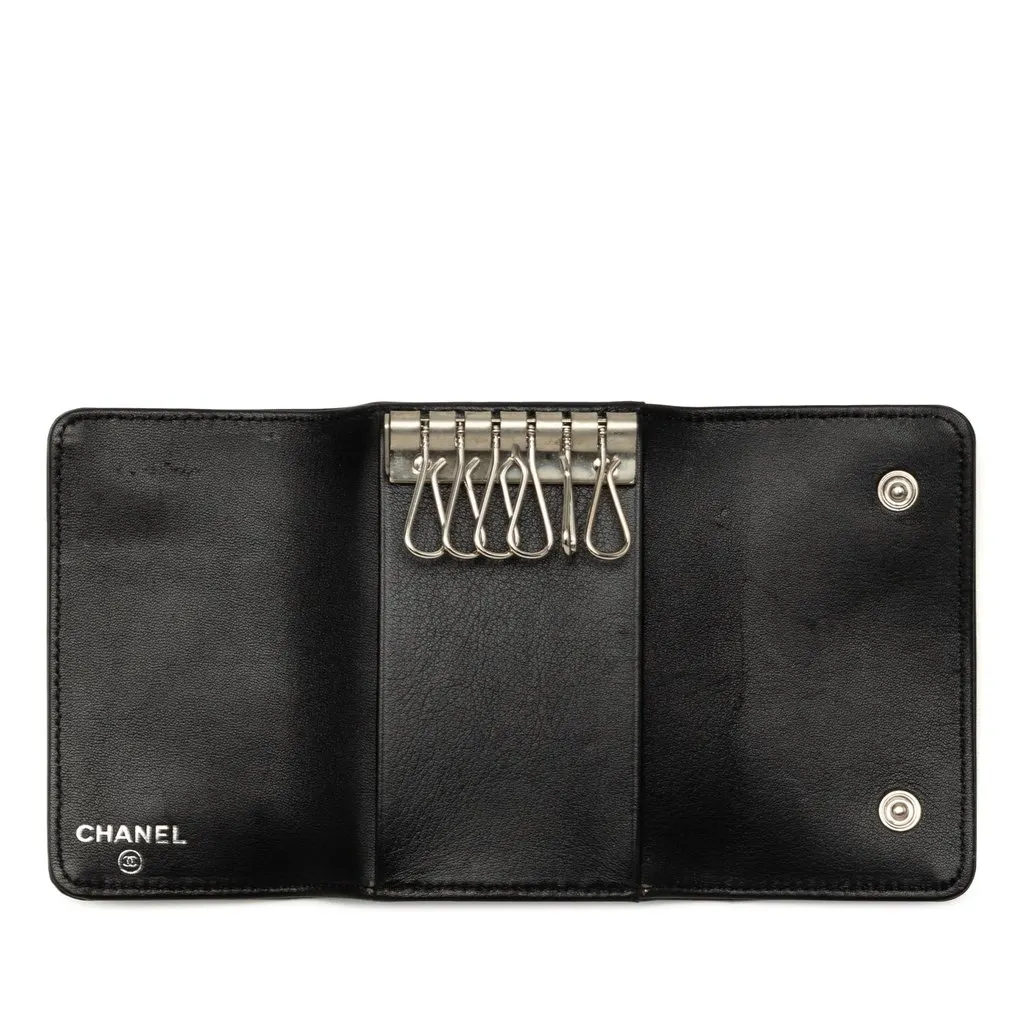 Chanel CC Patent Camellia Key Holder Black Leather Very good - Model View