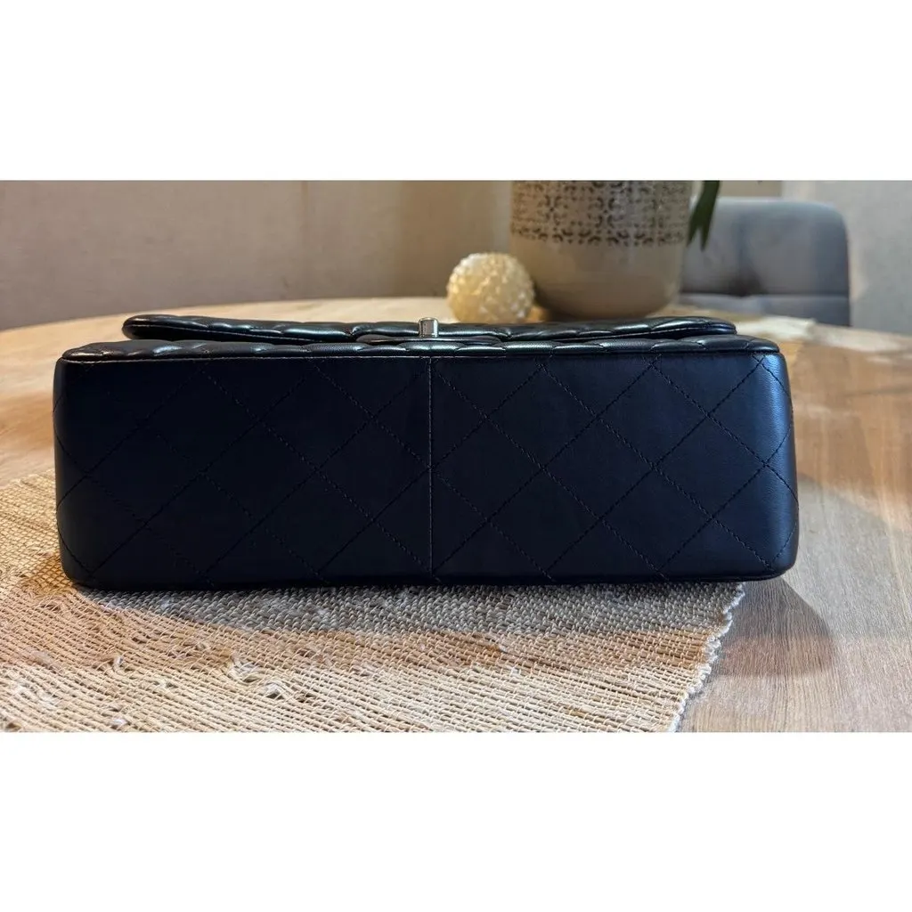 Chanel Jumbo Black Lambskin Quilted Shoulder Bag Pre-owned Black Leather Good - Model View