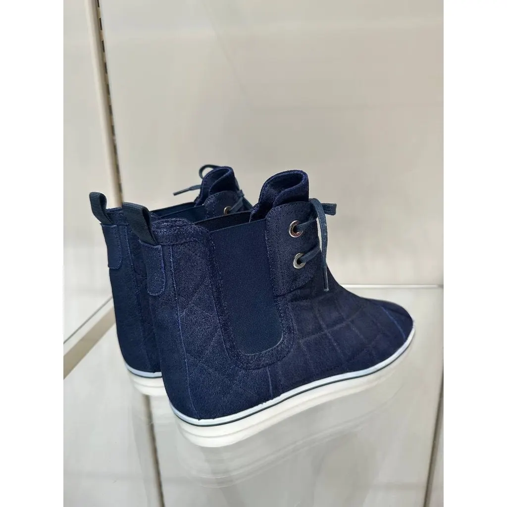 Chanel Navy Quilted High-Top Sneakers - EU 36.5 Pre-owned Navy Lace Good - Inside View