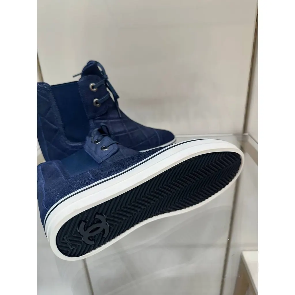 Chanel Navy Quilted High-Top Sneakers - EU 36.5 Pre-owned Navy Lace Good - Model View