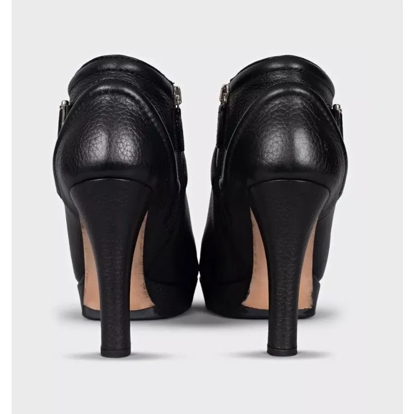 Gucci NWB Gucci Black Leather Ankle Boots - EU 39 Pre-owned Black Leather Never worn - Model View