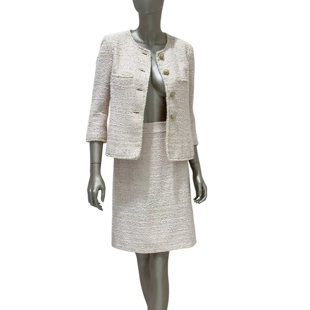 Chanel Spring 2010 Tweed Skirt Suit - FR 40 Pre-owned White Tweed Good - Model View