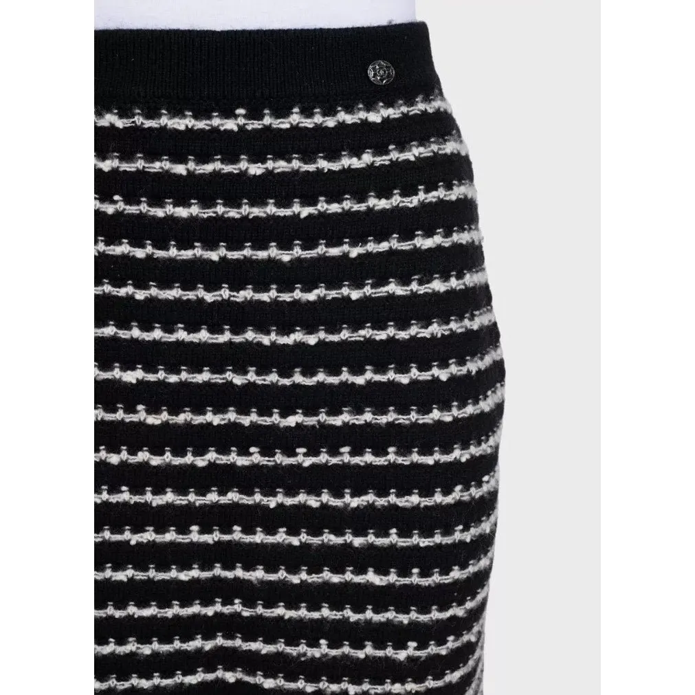 Chanel Fall 2010 Cashmere Skirt & Leg Warmers Set Sz.38 pre-owned Black Wool Good - Model View