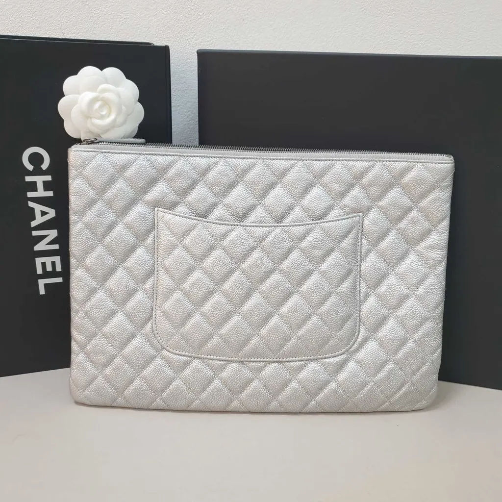 Chanel Chanel Silver Grain Leather Clutch Bag Pre-Owned Silver Leather Good - Box View