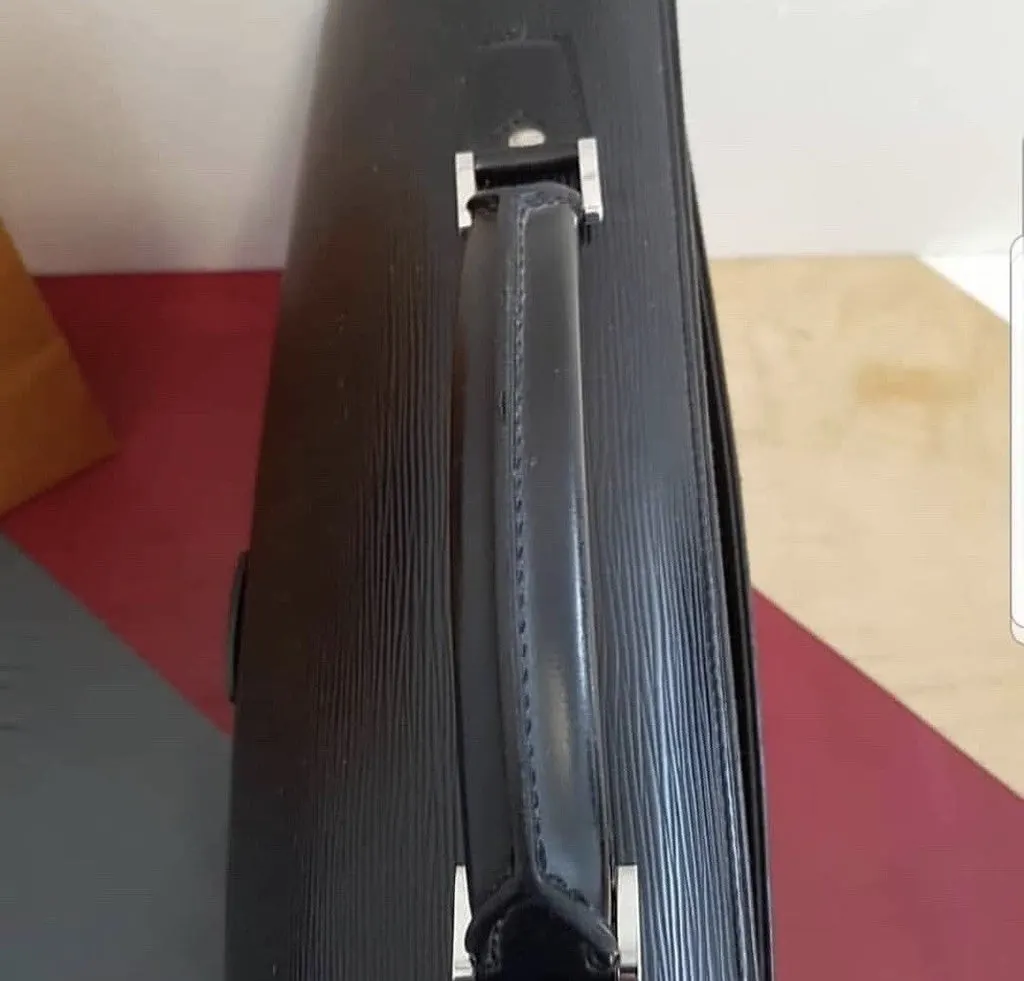 Louis Vuitton Men Epi Leather Messenger Bag Pre-Owned Black Leather Good - Model View