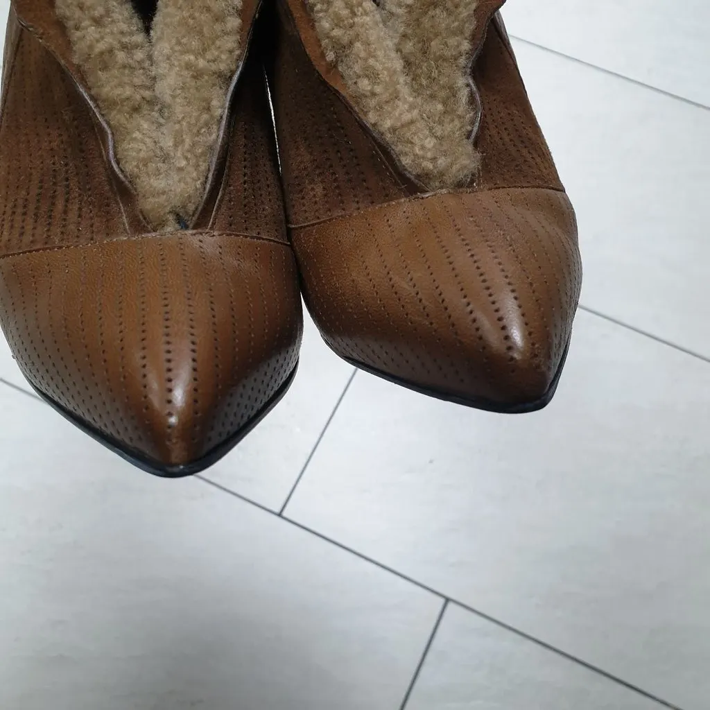 Fendi FENDI Brown Fur Heels Sz.37.5 Pre-Owned Brown Good - Model View