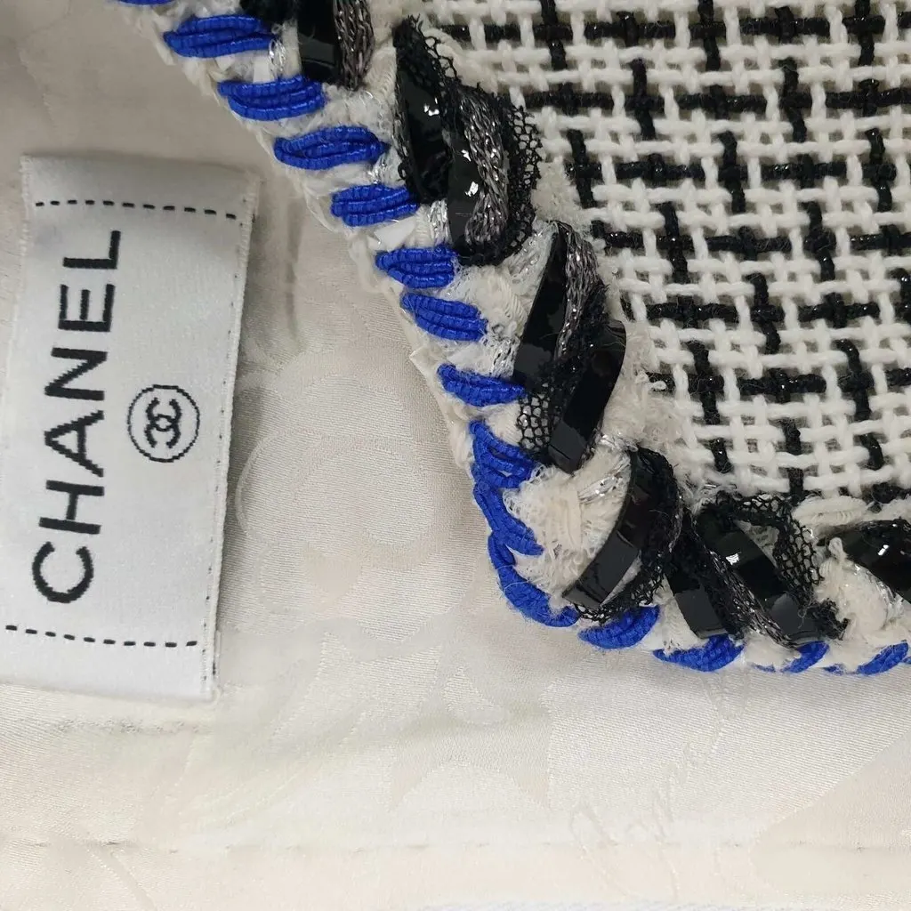 Chanel White Blue Sleeveless Chevron Trim Shift Silver Tweed Dress Sz.46 Pre-owned White Tweed Good - Box View