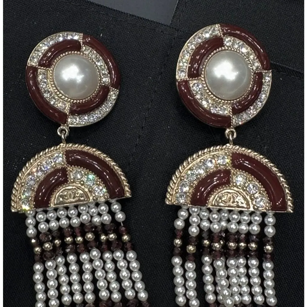 Chanel NWOT Chanel Pre-Fall 2019 Pearl Drop Earrings Pre-owned Grey Metal Good - Model View
