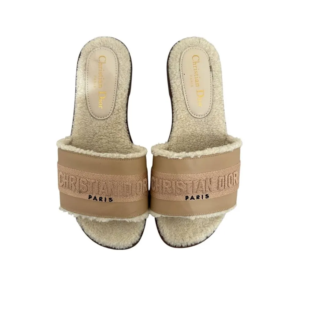 Dior Christian Dior Dway Beige Suede Shearling Flat Sandals 37 pre-owned Beige Suede Good - Front View