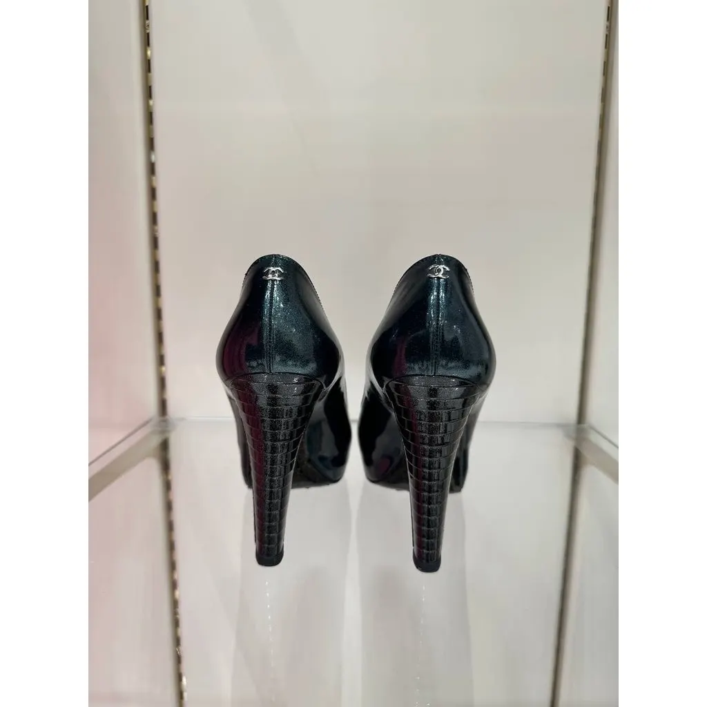 Chanel Chanel Patent Leather Pumps Size 39 Pre-owned Black Leather Good - Model View