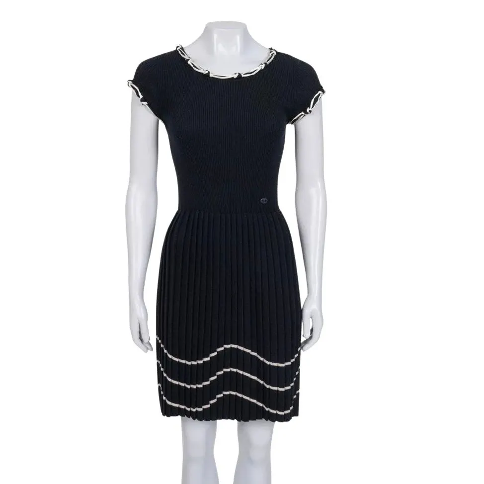 Chanel Fitted Wool Dress Black Fall 2007 Sz.36 Pre-owned Black Wool Good - Front View