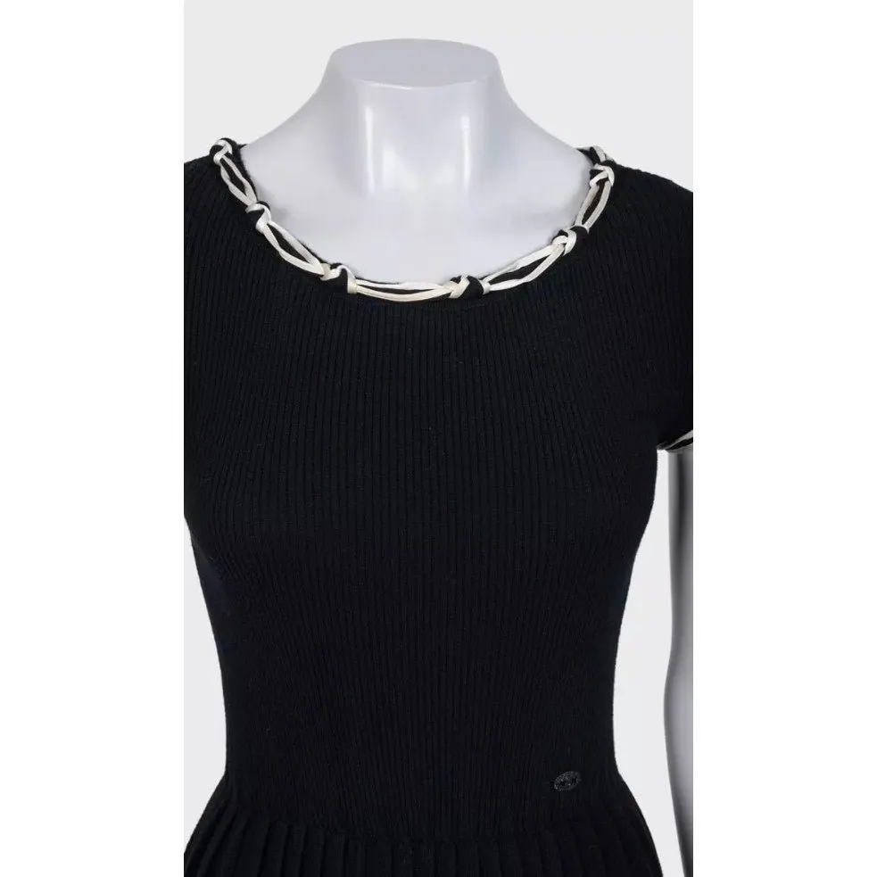 Chanel Fitted Wool Dress Black Fall 2007 Sz.36 Pre-owned Black Wool Good - Model View
